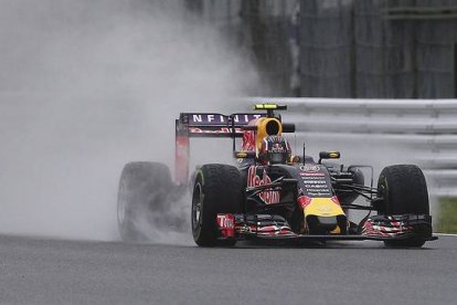 El Red Bull del piloto ruso Daniil Kvyat, durante la primera sesión de entrenamientos del GP de Japón en Suzuka.