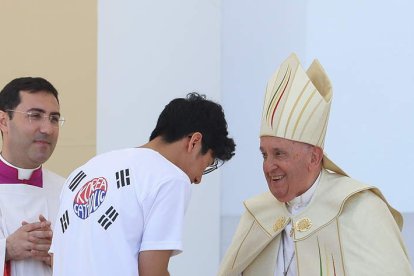 Olas de peregrinos en el final de la bendición del papa Francisco en Lisboa. INACIO ROSA / POOL