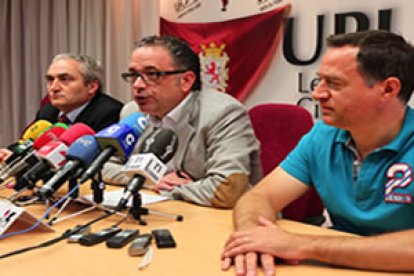 El edil que UPL logró en Benavente, Pedro Gallego, Javier Chamorro y Valderas, ayer.