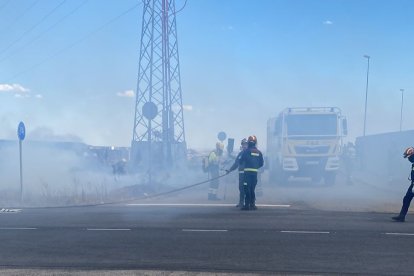 El incendió empezó junto a la torre eléctrica que se ve en la imagen, a pocos metros de las viviendas. MARTA