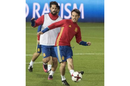 Silva e Isco, durante el entrenamiento de ayer en Granada para preparar el partido ante Macedonia. M. Á. M.