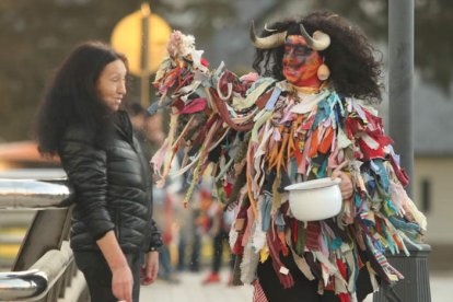 Las imágenes de arriba corresponden al carnaval de ayer tarde por las calles de Ponferrada. Sobre estas líneas, las tres de Fabero. L. DE LA MATA / DL