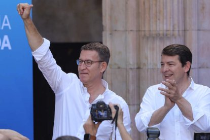 Feijóo con Mañueco ayer, en el acto que el PP celebró en Salamanca. JM GARCÍA