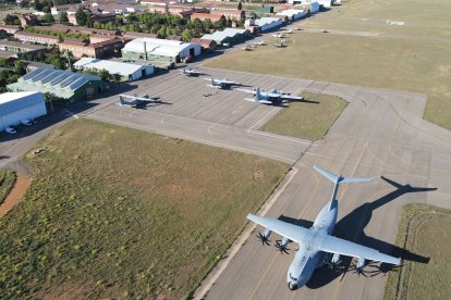 El A400M del Ejército del Aire, conocido como Mamut, sobrevolóLeón en el marco del ejercicio de paracaidistas internacionales que organiza la Bripac Lone Paratrooper. DL