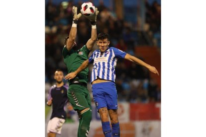 Saúl Crespo podría empezar en el banquillo este domingo. DE LA MATA