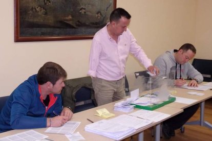 Un momento de la votación de ayer, en Vecilla de la Vega.