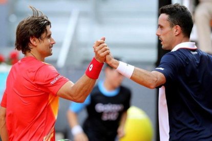 Ferrer saluda a Bautista tras el partido en la Caja Mágica.