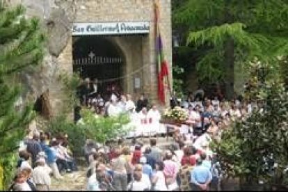 Los fieles escuchan la misa en la ermita de San Guillermo, en una imagen de archivo