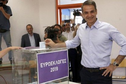 El líder de Nueva Democracia, Kiriakos Mitsotakis, vota en Atenas (Grecia).