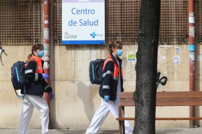 Enfermeros del centro de salud de San Antonio, en Ponferrada. LUIS DE LA MATA