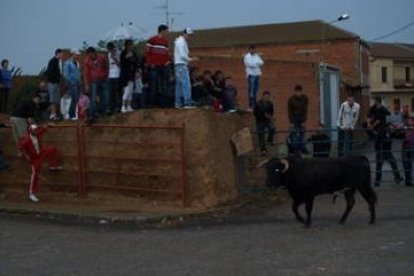 La intermitente lluvia no mermó la afluencia de público al último encierro de las fiestas.