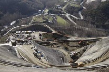 Las obras en la imponente pared de La Escrita, en el kilómetro 418 de la A-6 en Trabadelo, durante e