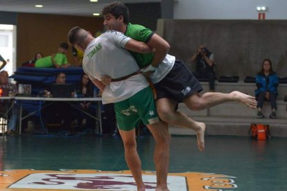 Tomasuco González y José Luis García, durante su combate de ayer en el luchódromo de León. DL