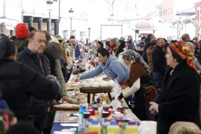 Fueron muchas las personas que se acercaron a hacer compras de todo tipo. MARCIANO PÉREZ