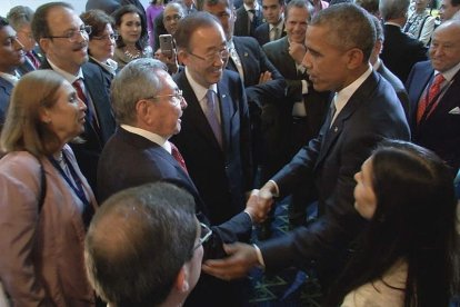 Raúl Castro y Barack Obama protagonizan un saludo histórico.