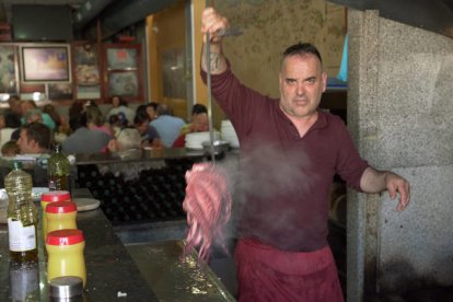 Jorge Pereiro de Villablino, encargado de preparar el pulpo en la pulpería Ezequiel en Melide (La Coruña). E. MARGARETO