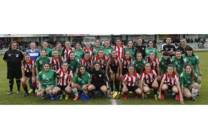 Los equipos femeninos del Santa Ana y el Athletic B posan antes del partido amistoso en el centro del campo de La Eragudina.