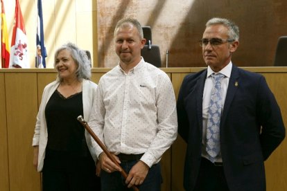 El socialista Jorge Pérez, con el bastón de mando en Villaquilambre. FERNANDO OTERO