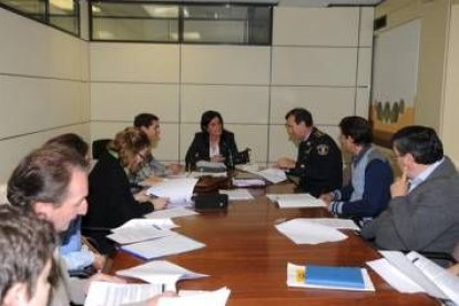 Un momento de la reunión de la concejala María Rodríguez con hosteleros y policía