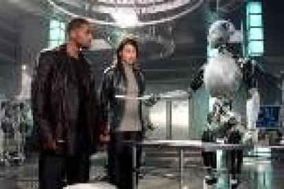 Will Smith y Bridget Moynahan, con el robot rebelde, Sonny