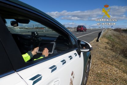 Un vehículo de la Guardia Civil de Tráfico. DL