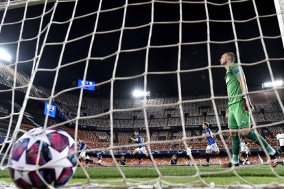 Imagen de la Champions, ayer, cuando el Valencia recibió al Atalanta a puerta cerrada. UEFA HO