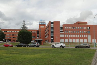 El Hospital del Bierzo tiene problemas para echar mano de especialistas de su bolsa de empleo. ANA F. BARREDO