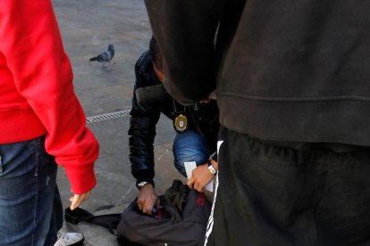 Un agente de la Policía Local durante un control rutinario. JESÚS F. SALVADORES