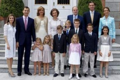 La familia real posa tras la comunión de Miguel, uno de los hijos de los duques de Palma.