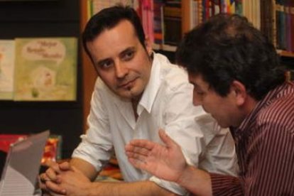 Carlos Fidalgo y Miguel Ángel Varela, durante la presentación del libro ayer en Ponferrada.