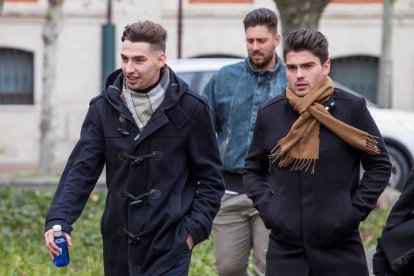 Los tres exjugadores de la Arandina condenados por violar a una menor Victor Rodríguez ‘Viti’ (c), Carlos Cuadrado ‘Lucho’ (i) y Raúl Calvo (d). SANTI OETRO