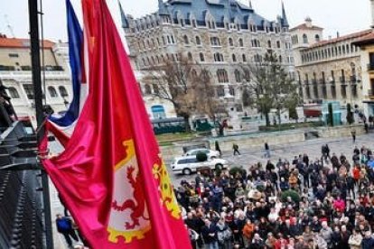 La bandera de León ondea en la sede el Ayuntamiento, en la plaza de San Marcelo. RAMIRO