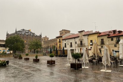 La tormenta ha llegado a León poco después de las 10 de la mañana. DL