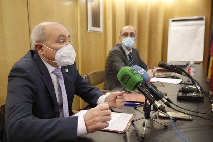 José Antonio Cuba y Carlos González-Antón, en la rueda de prensa de ayer. RAMIRO