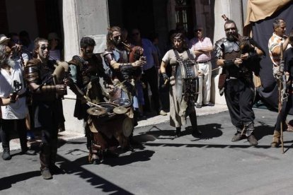 La música celta animó la feria en cuyos puestos se podía adquirir toda clase de productos de la comarca. CAMPOS