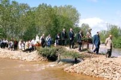 Los vecinos cruzaron el puente llevando las imágenes de san Jorge y la Virgen del Rosario