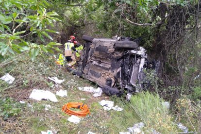 El coche apareció a 40 metros de la carretera. BOMBEROS