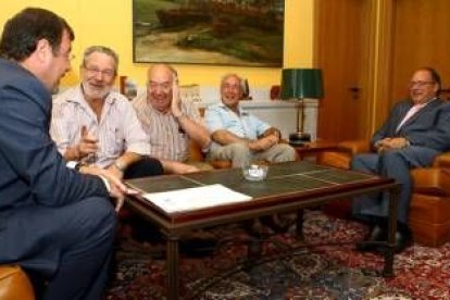 Antonio Silván y Eduardo Fernández en la reunión que mantuvieron con los representantes de Alaf