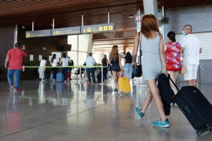 Pasajeros en el aeropuerto de León el pasado verano. FERNANDO OTERO