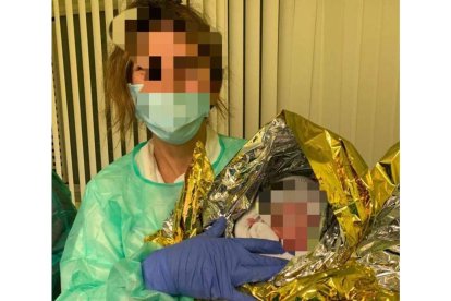 La niña recién nacida, en el Centro de Salud de Santa María. DL