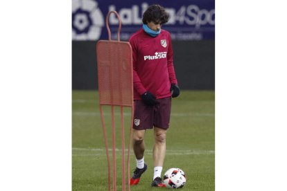 Tiago Mendes volvió a los entrenamientos. JAVIER LIZÓN