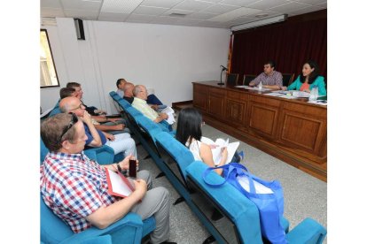 Reunión de una de las juntas del grupo de acción local Asodebi en Ponferrada. ANA F. BARREDO