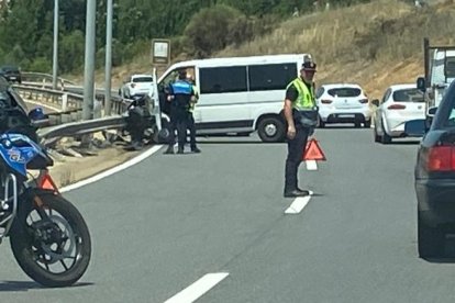 La furgoneta quedó atravesada en los accesos a León. RAMIRO