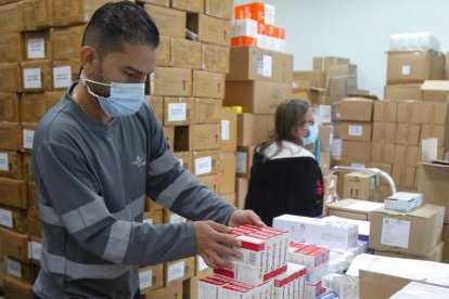 Un trabajador clasifica medicamentos. CARLOS LEMOS