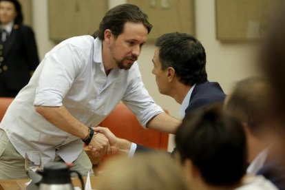 Iglesias y Sánchez se saludan en el Congreso de los diputados, en agosto del 2016.