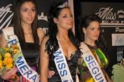 Laura Hervella, en el medio, posa con sus damas en la gala de elección de Miss León, en Bembibre