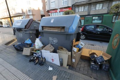 Contenedores en el centro de Ponferrada, desbordados de basura, esta semana. L. DE LA MATA