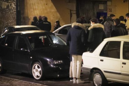 Agentes de la Policía Nacional salen de un pub tras inspeccionar su interior en la tarde de ayer. JESÚS F. SALVADORES