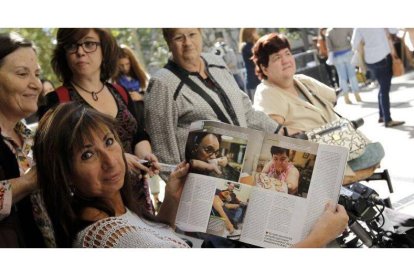 Una de las afectadas muestra el reportaje publicado esta semana por la revista Interviú momentos antes del juicio, celebrado el lunes en Madrid.