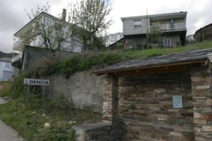 Imagen de una fuente pública dentro de la localidad de Oencia, donde el agua del grifo sale con arsé